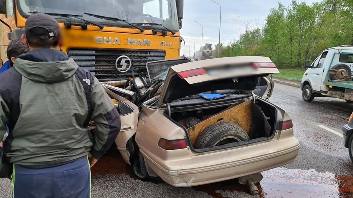 Легковое авто врезалось в грузовик