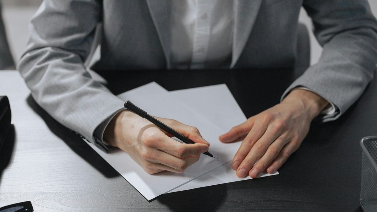 Мужчина пишет расписку