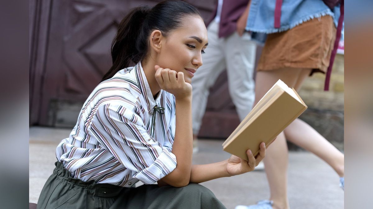 Девушка читает книгу