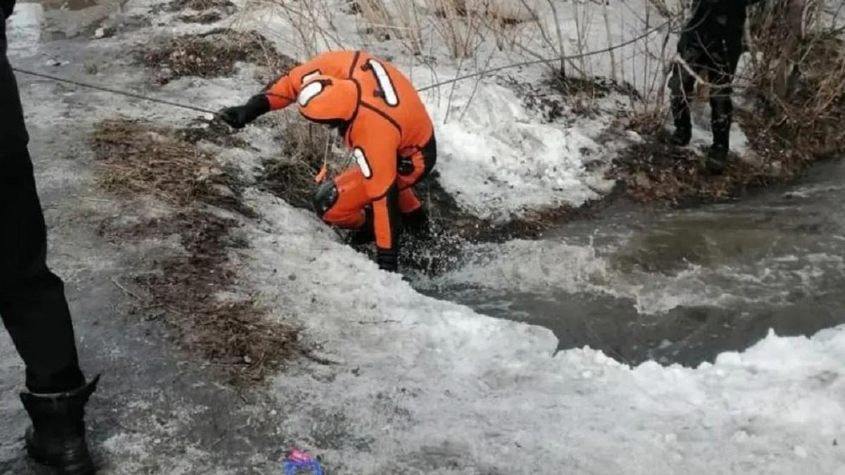 Водолаз в канале в Караганде