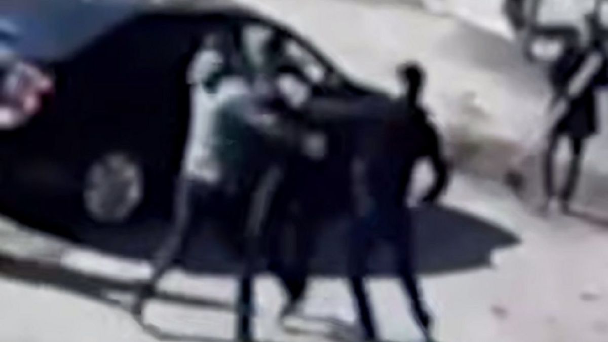 Драка между подростком и сотрудником школы