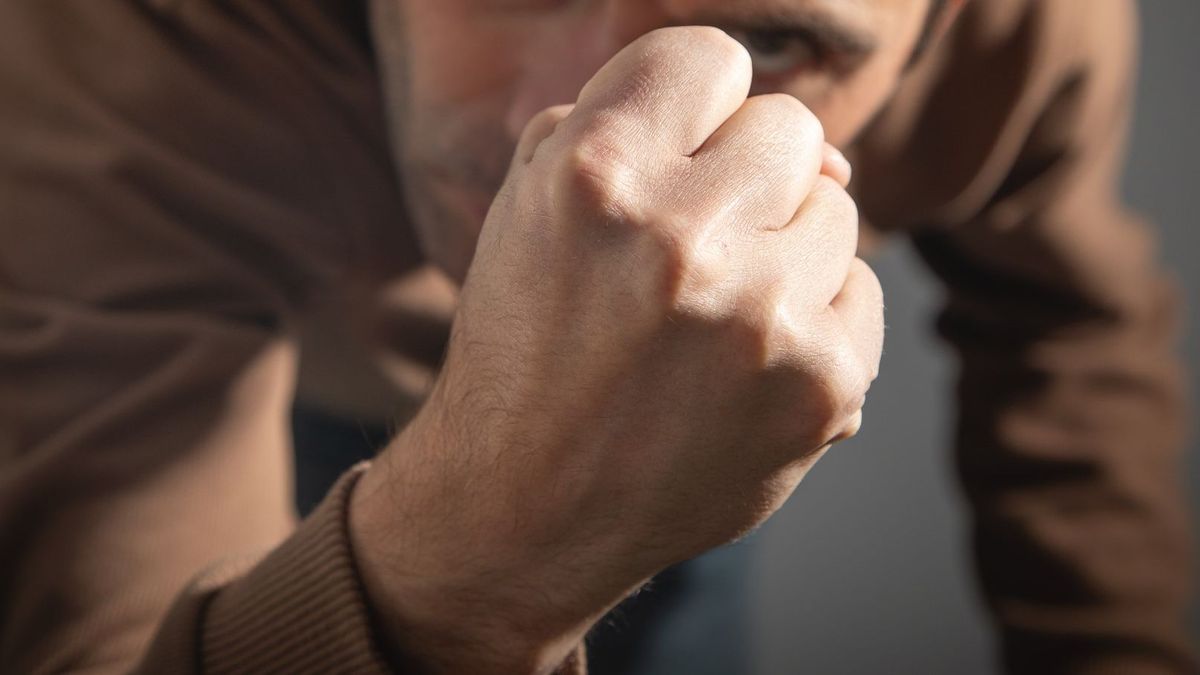 Мужчина показывает кулак