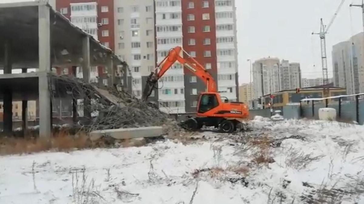 Самовольно возведенную постройку сносят