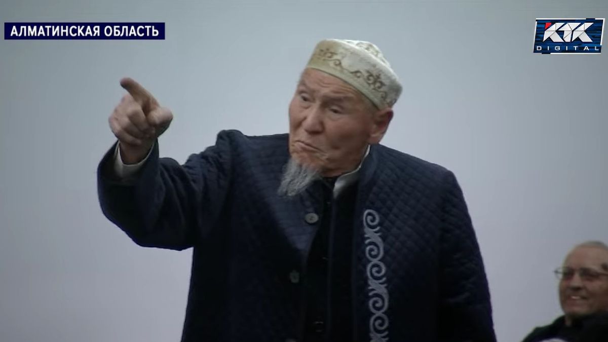 Старейшина выступает на собрании