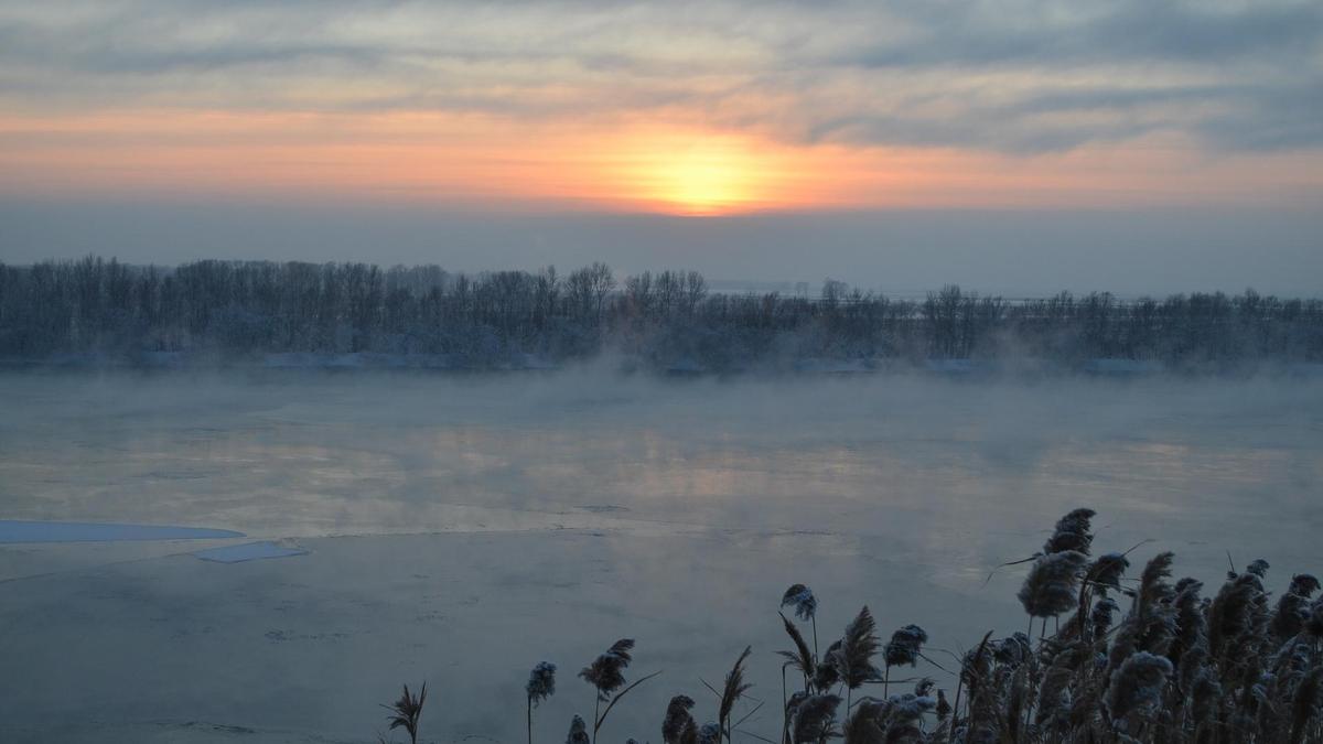 Замерзшая река, закат, густые облака