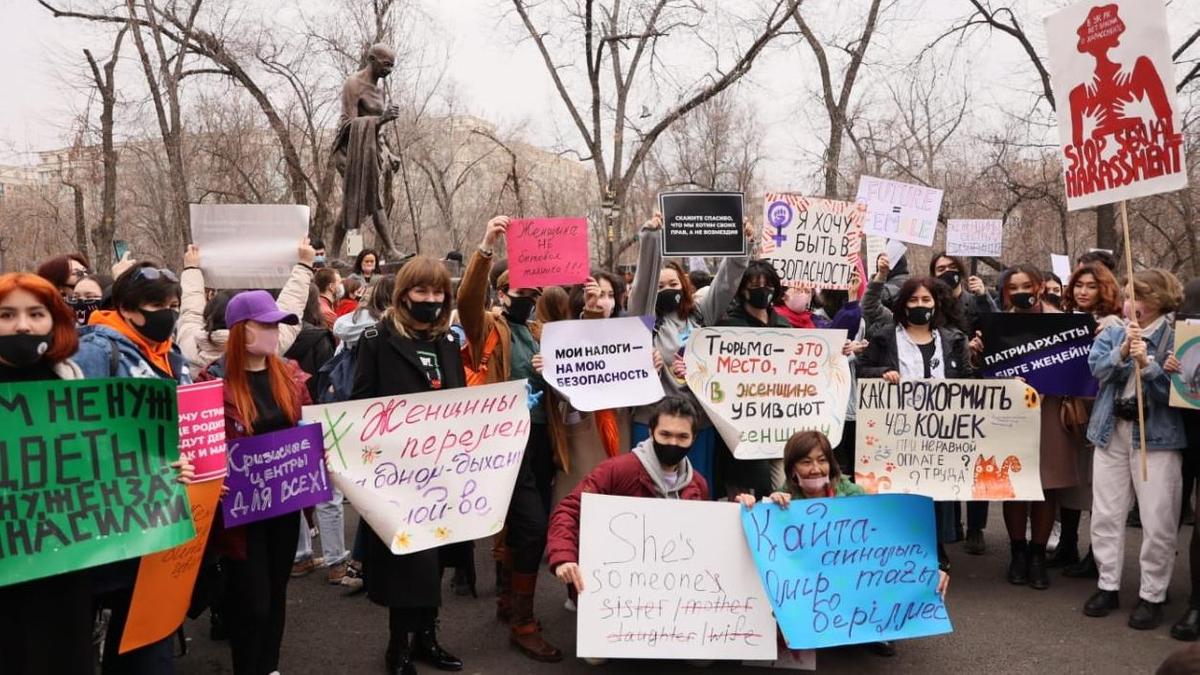 Чел заехал в центр митинга феминисток. Митинг феминисток в Алматы. Марш феминисток. Феминизм митинг. Митинг феминисток в США.