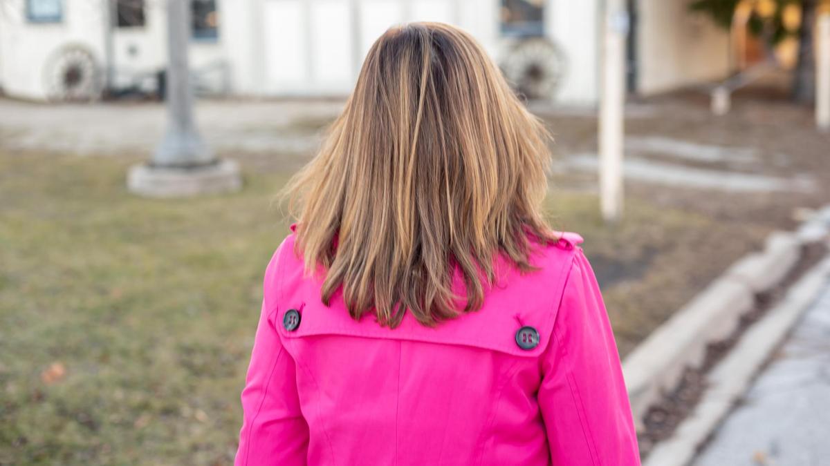 Иллюстративное фото женщины со спины