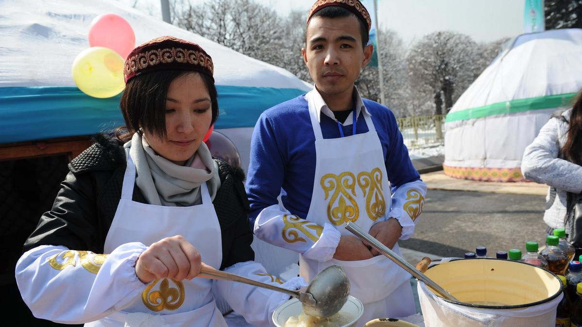 Волонтеры разливают гостям праздника "Наурыз-Коже"