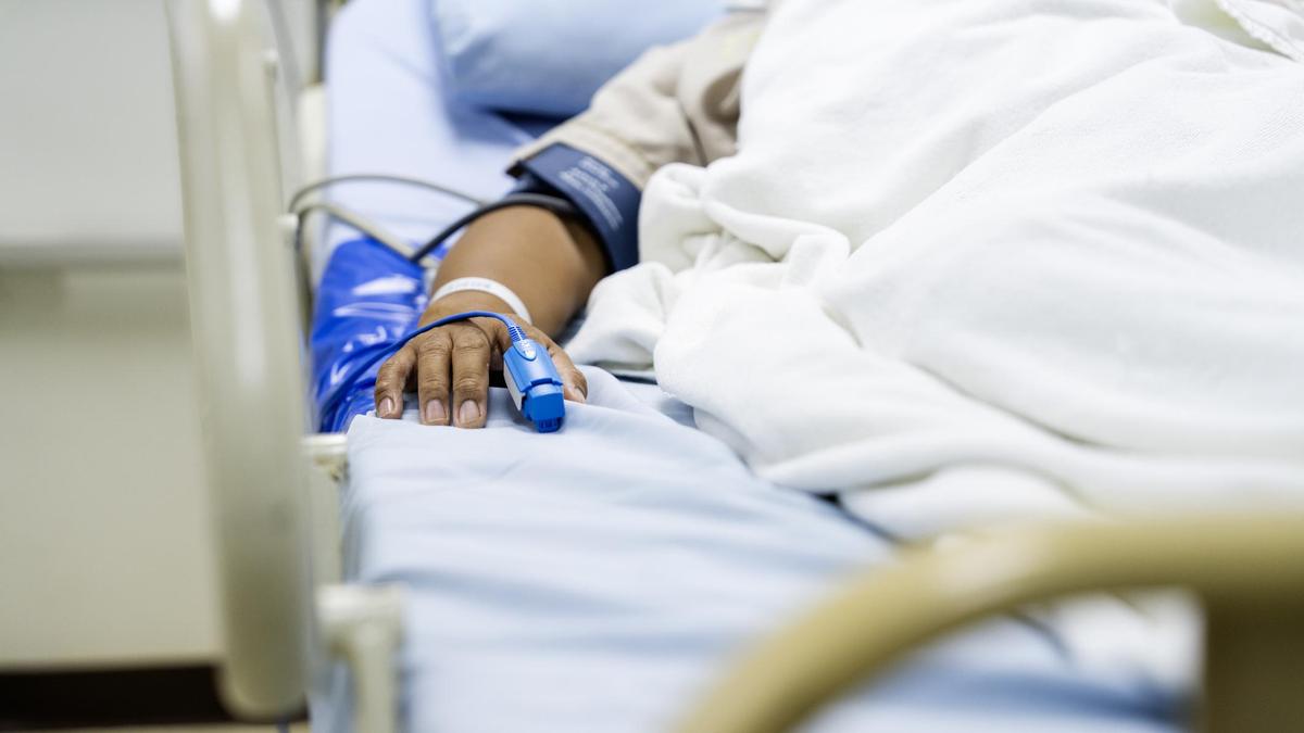 Ауруханада жатқан ер адам.