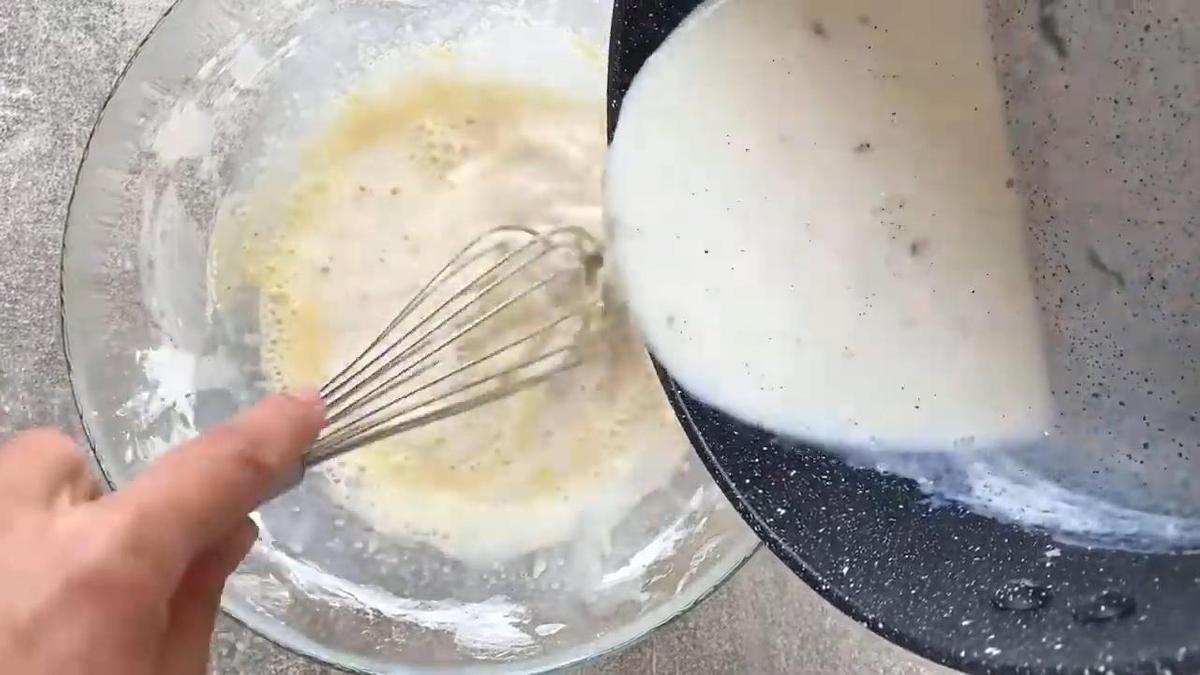 В емкость с желтками добавляют молоко и вымешивают венчиком