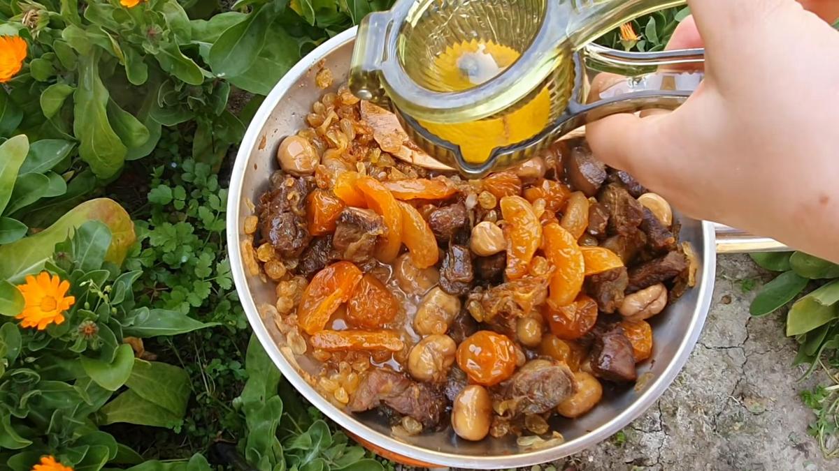 Из половины лимона выдавливают сок