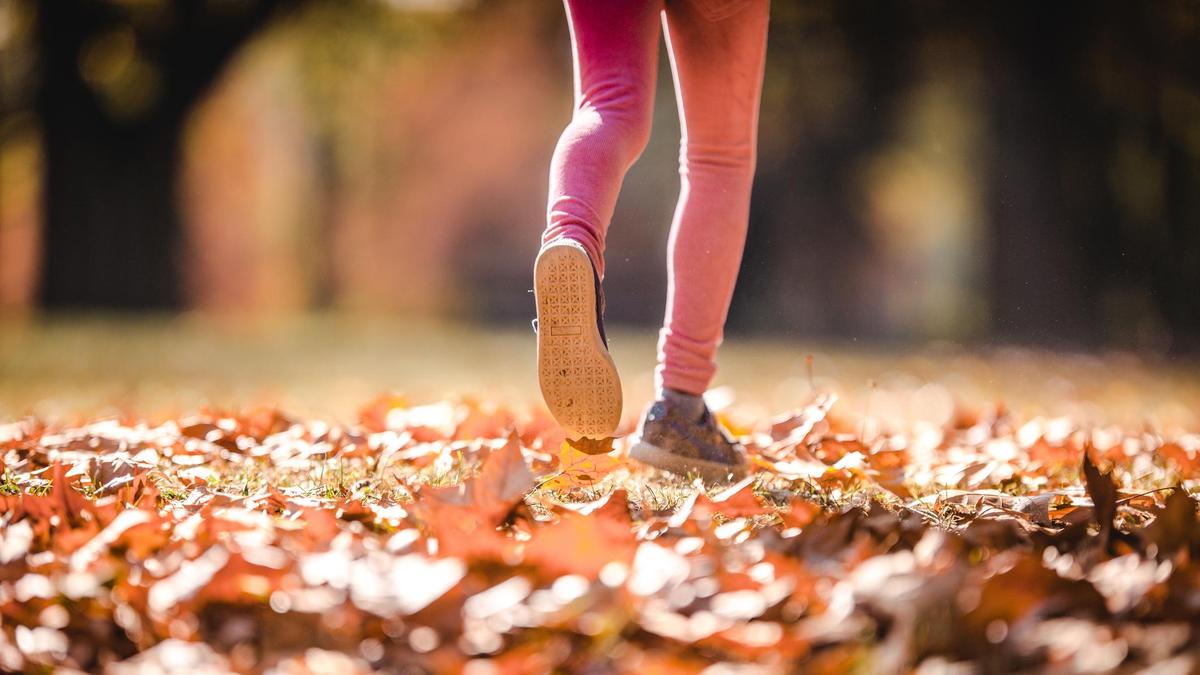 Девочка гуляет