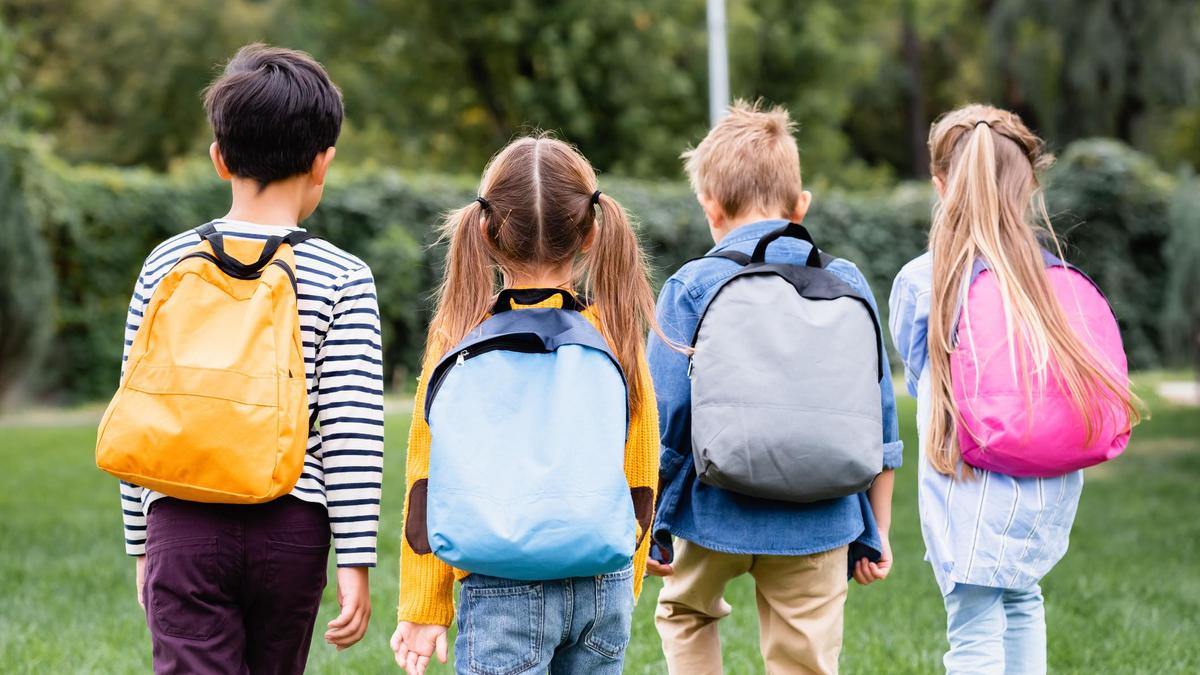 Дети идут по улице