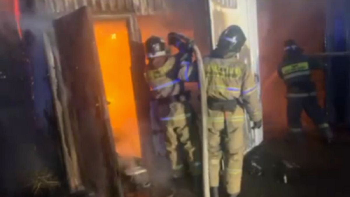 Огнеборцы тушат автомойку в Астане