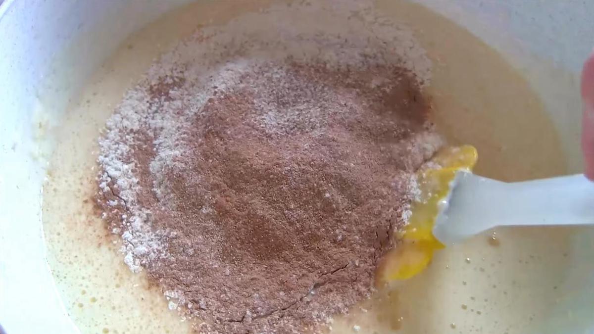 Мука с какао в чаше со взбитыми яйцами