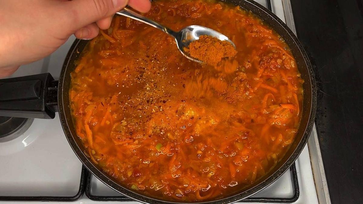 В сковороде готовят заправку для голубцов