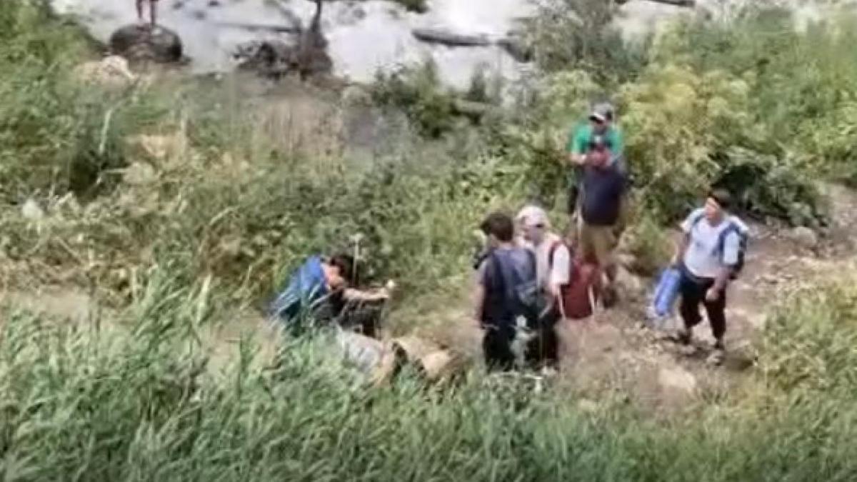 Подростки у водопада