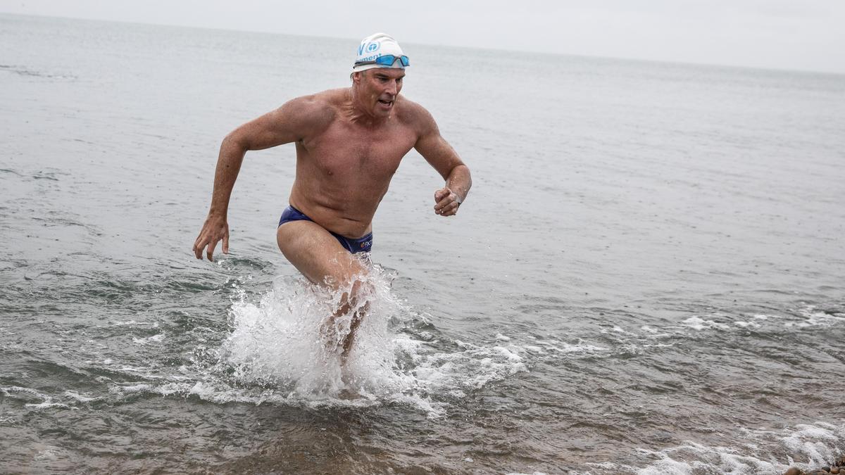 Где 2007 году совершил заплыв льюис пью. Льюис пью пловец. Британец пловец Льюис пью. Lewis Clarke Swimmining across English channel.