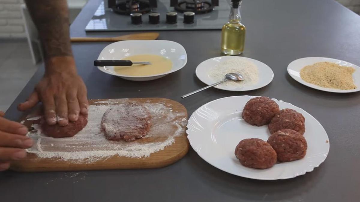 Сформируйте шницели на посыпанной мукой доске