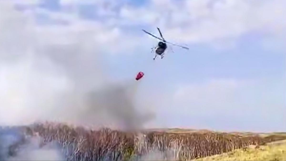 Пожарные тушат пожар Пожарные тушат пожар