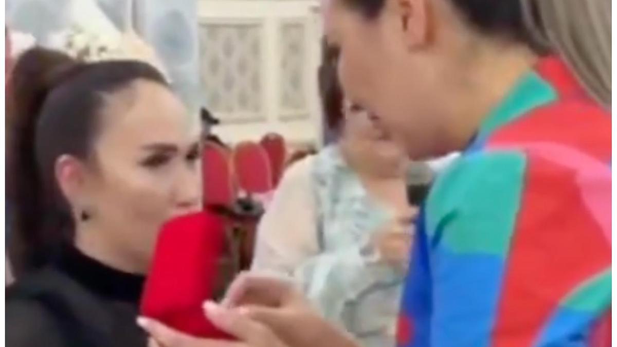 Келініне гауһар тасты жинақ сыйлаған ене Келініне гауһар тасты жинақ сыйлаған ене