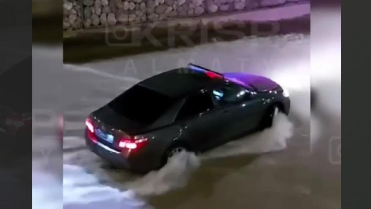 Автомобиль едет по реке