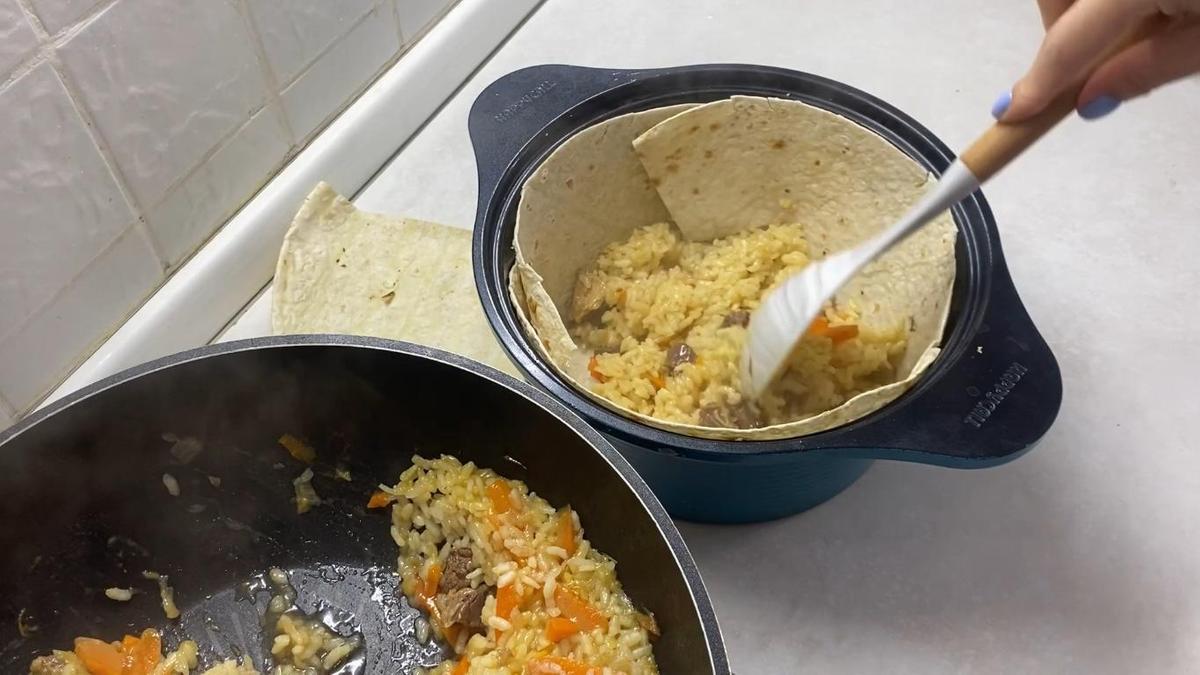 Добавление плова в казан с лавашем