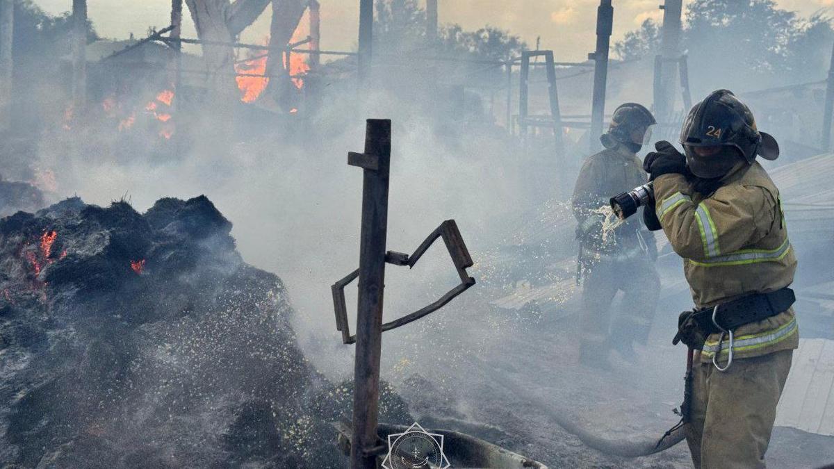 Пожарные тушат возгорание