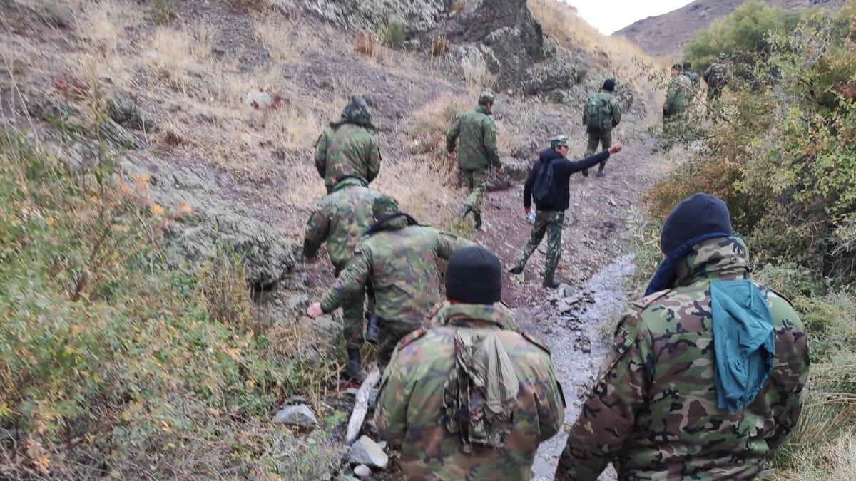 Военные идут по горной тропинке