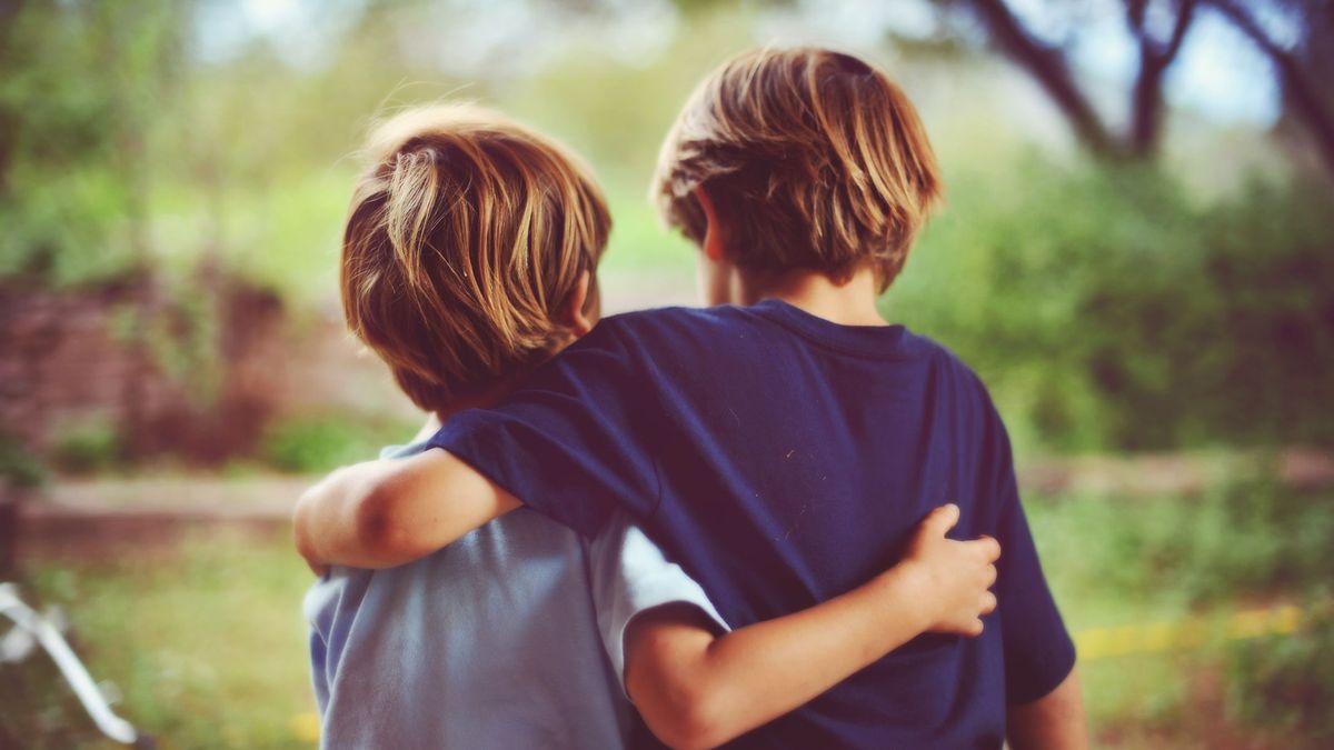 Мальчики стоят рядом