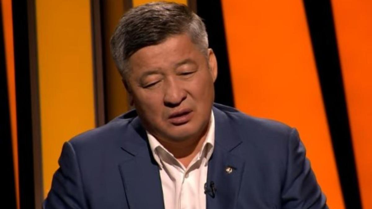 Дәулет Тұрлыханов сұхбат беруде Дәулет Тұрлыханов сұхбат беруде