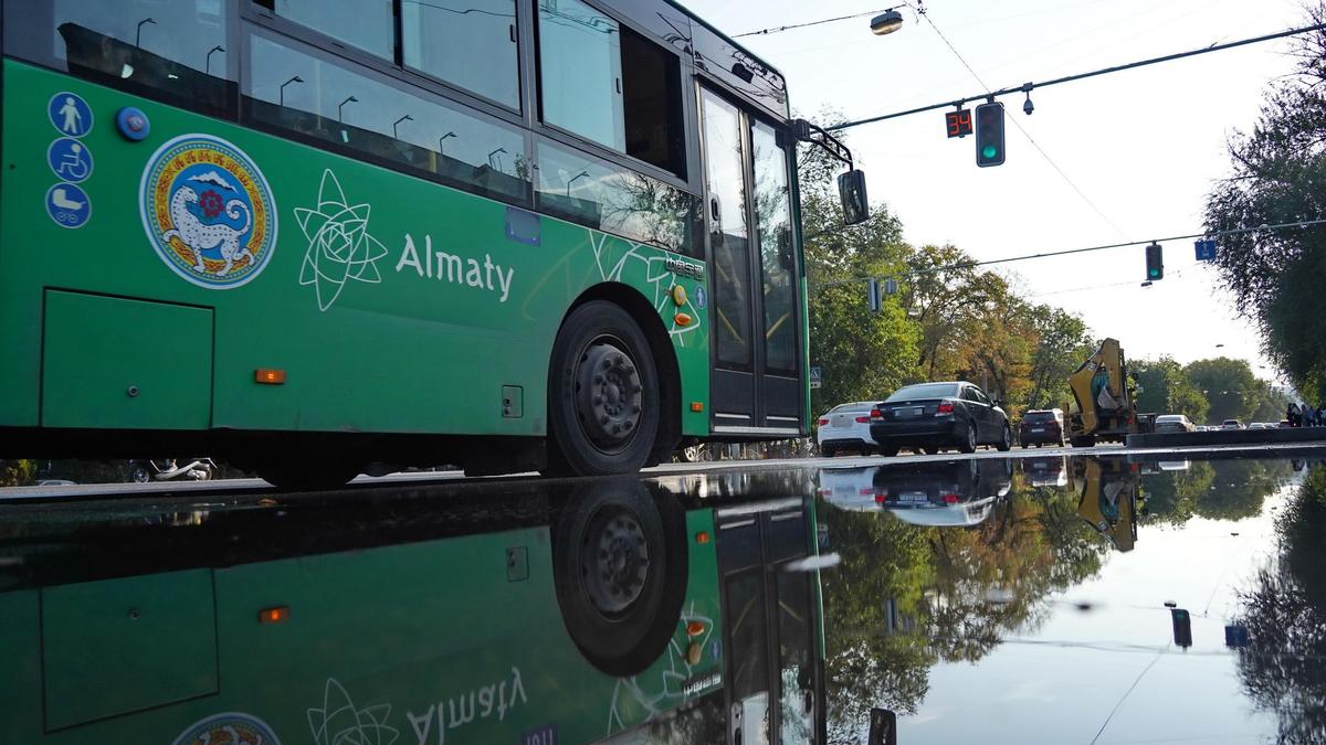 Автобус на дороге в Алматы