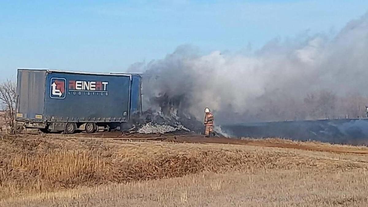 Пожарный тушит горящий грузовик в ЗКО