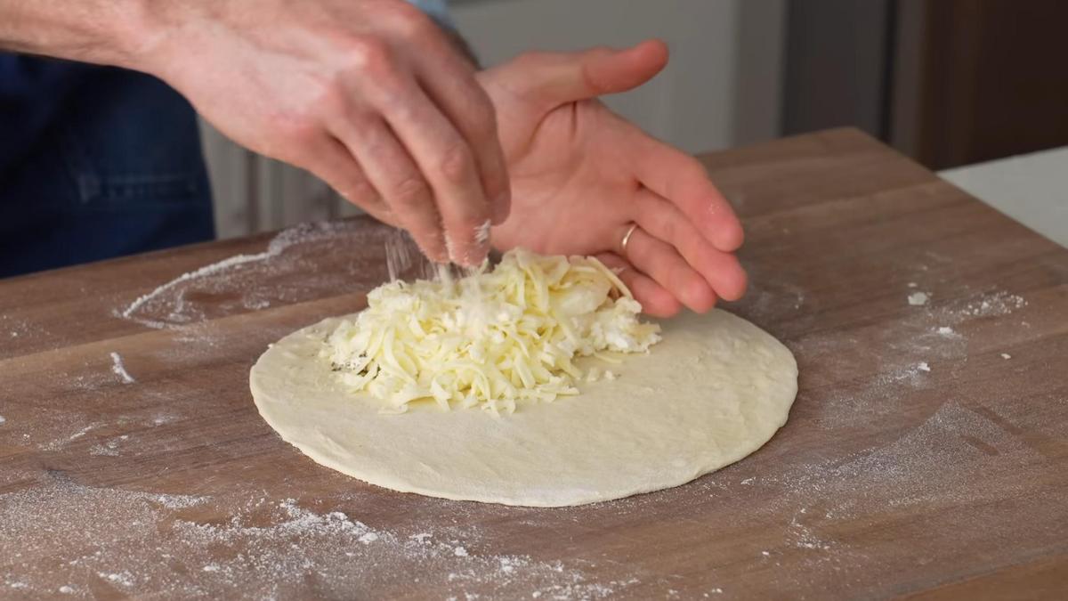 На пласт теста выкладывают рикотту, моцареллу и пармезан