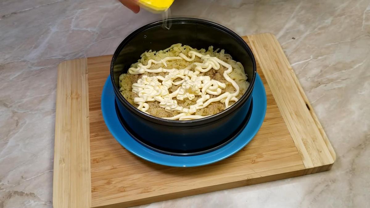 Тертый картофель с майонезом в формовочном кольце