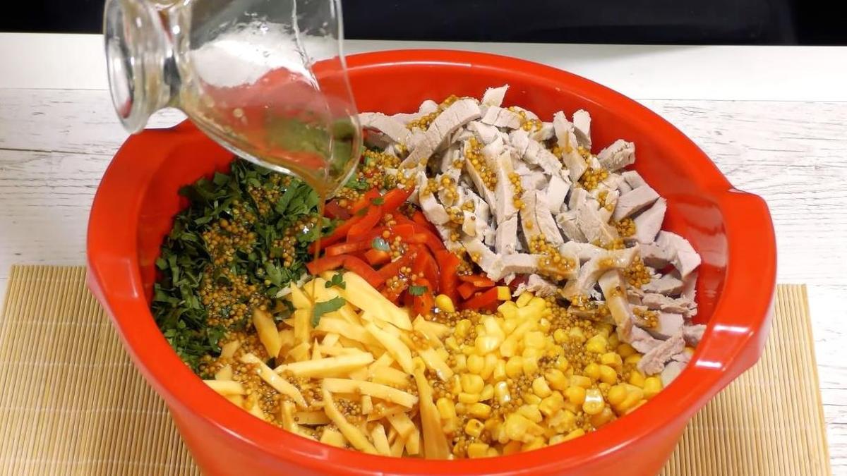 Салат полит заправкой