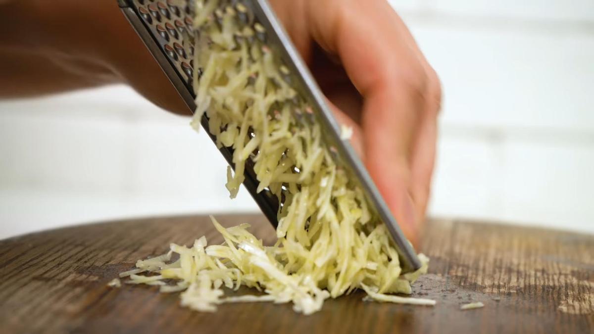 Чеснок трут на металлической мелкой терке