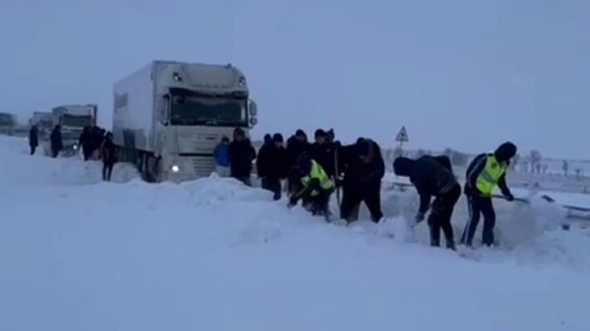 Автомобили вызволяют из снежного плена