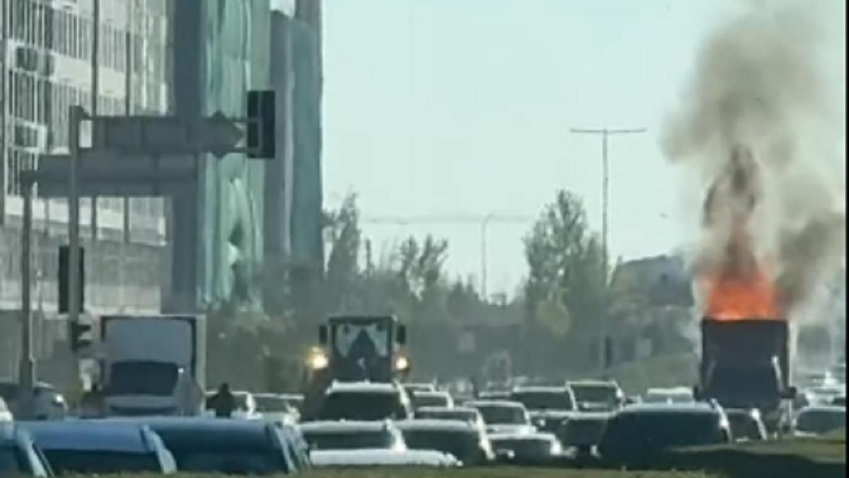 Грузовик горит в Астане