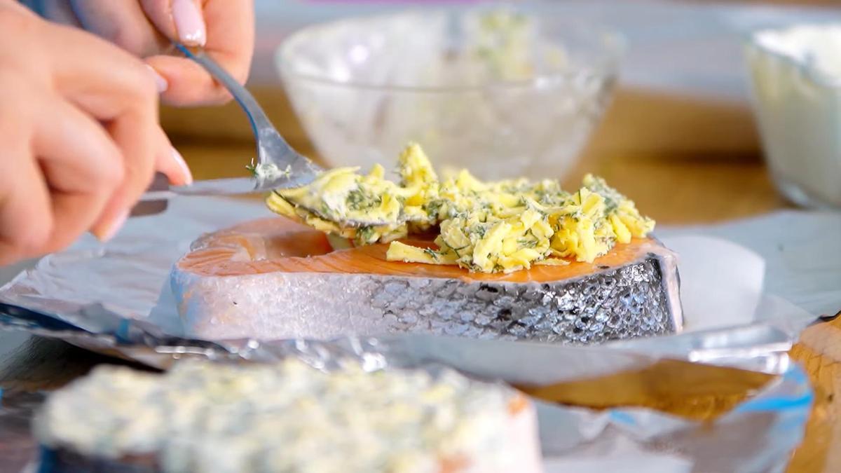 На семгу выкладывают смешанное с сыром и зеленью сливочное масло