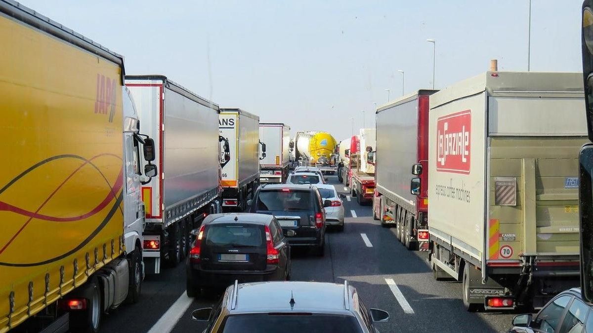 Шекарада тұрған көліктер