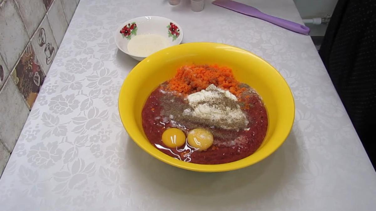 В миске печеночный фарш с манкой и яйцами