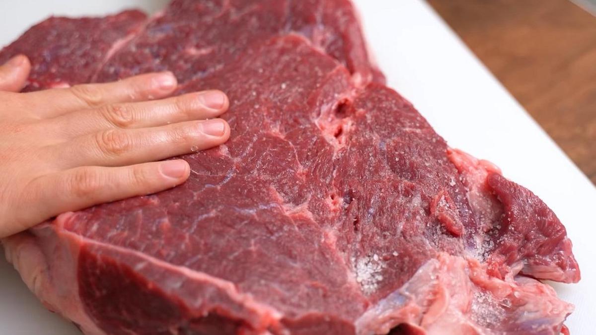 Говядина посыпана солью