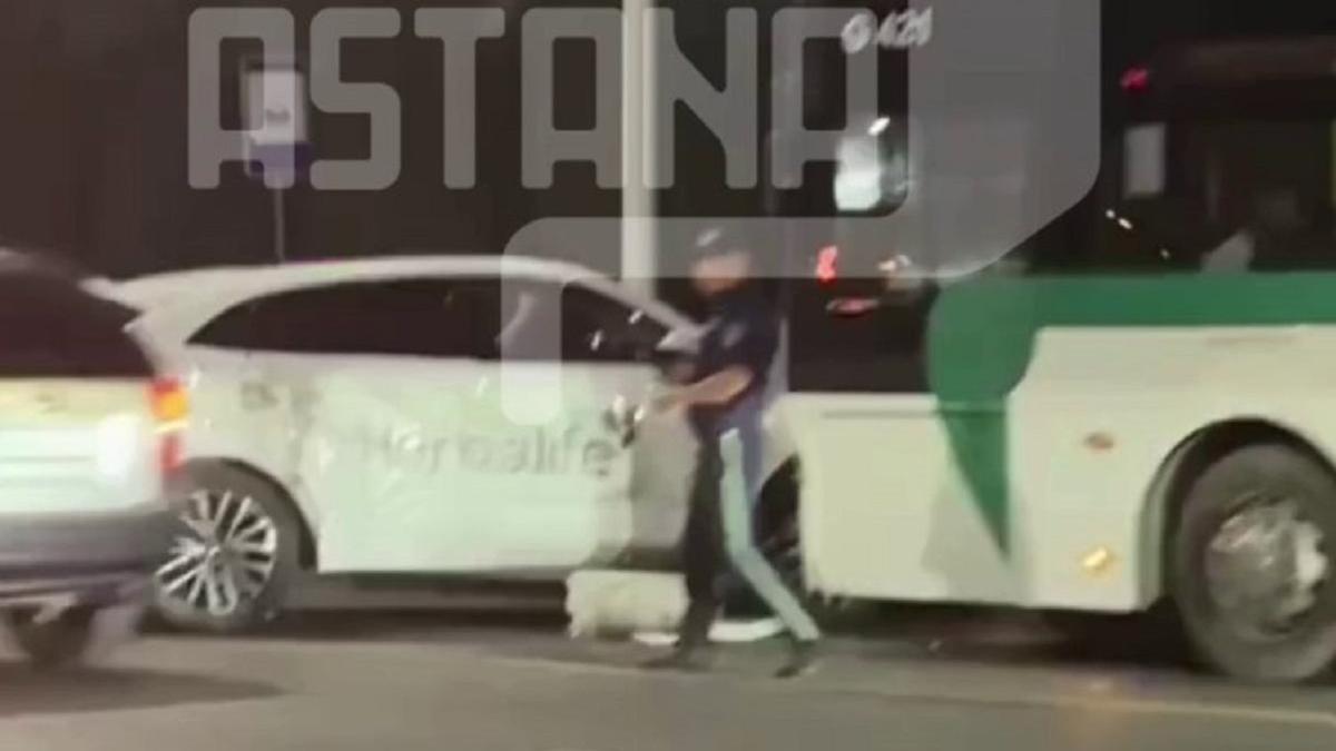 Автомобиль столкнулся с автобусом