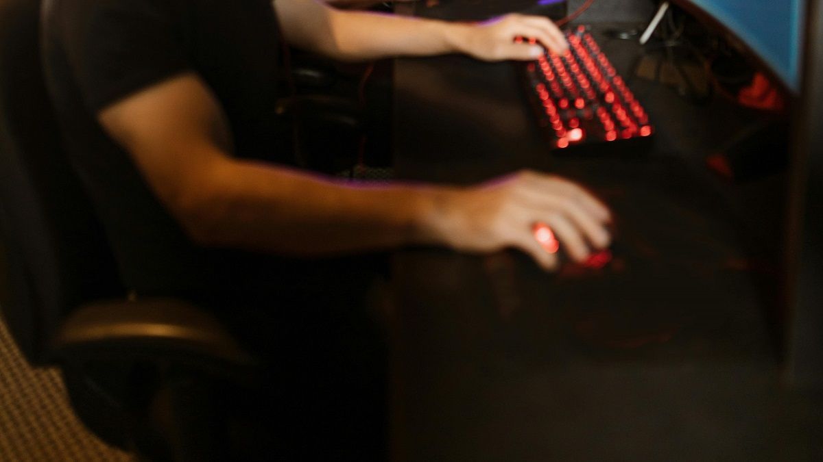 Мужчина за компьютером