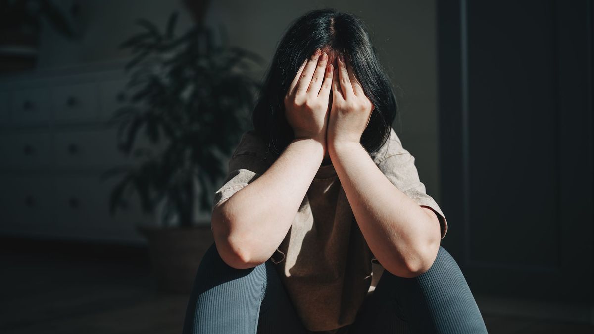 Девушка закрыла лицо руками