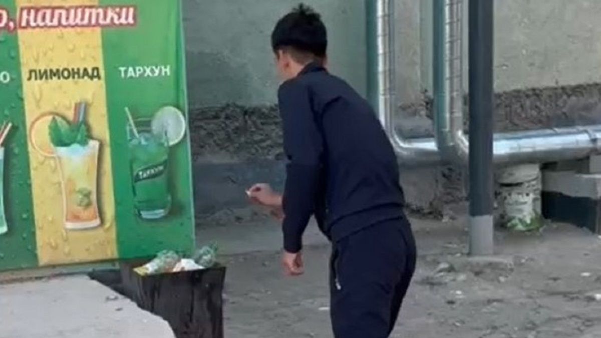 Парень выбрасывает окурок