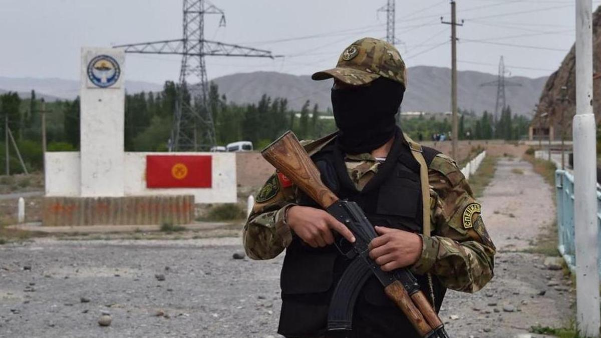 Боец кыргызского спецназа с винтовкой в руках