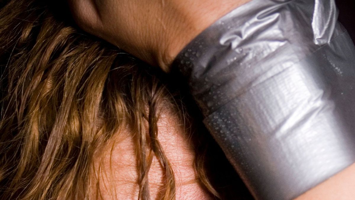 Связанная скотчем женщина