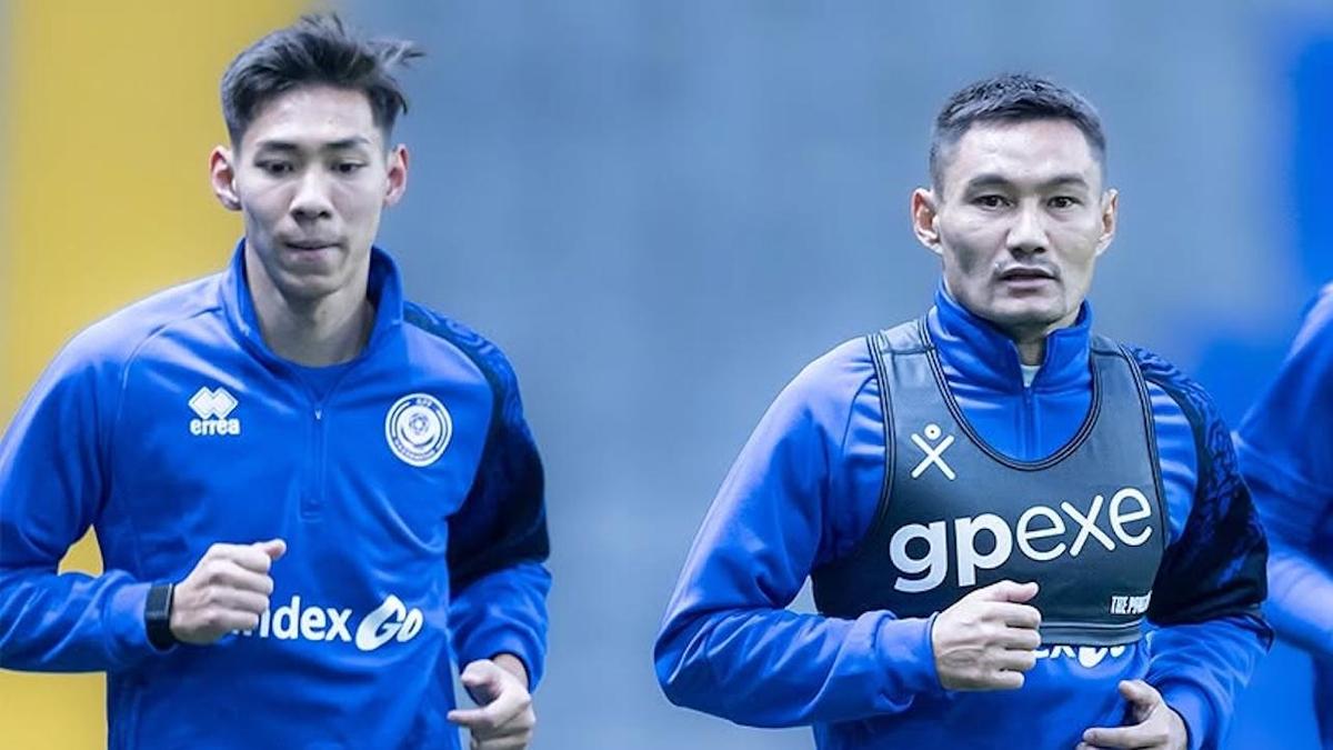 Казахстанские футболисты Дамир Касабулат и Серикжан Мужиков (слева направо)